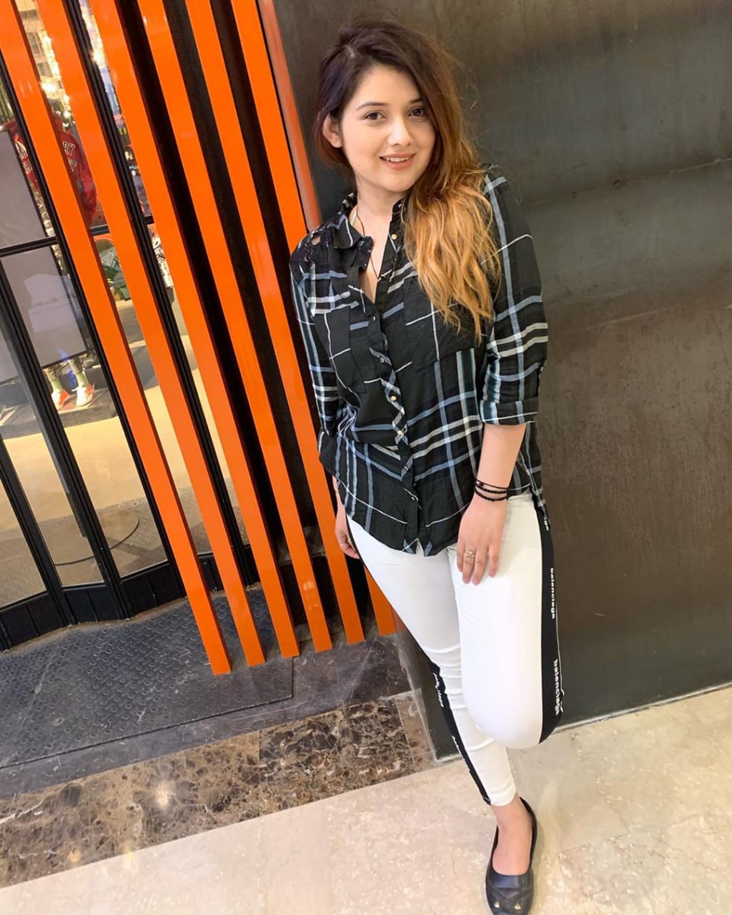 VIP  girl  low price High Profile. Call services  sexy girlub in Bhadohi